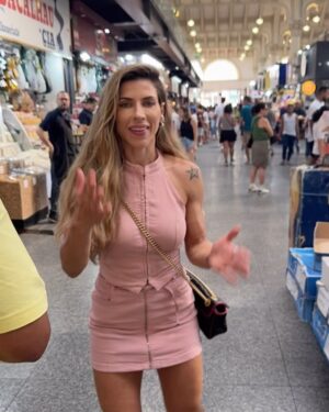 Ana Paula Minerato Instagram - Aniversário de São Paulo ❤️

Hoje, comemoramos o aniversário dessa cidade linda … 
*471 anos* de muita história para contar.

E nada melhor que vir comemorar nesse lugar emblemático “*O Mercadão Municipal*” e escolhemos nada mais nada menos que uma das *bancas ícones* - a famosa “*Banca do Ramon*” ao som do *saxofonista Zico.*

*Parabéns São Paulo*

@bancadoramon 🍷