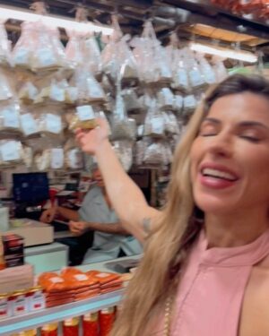 Ana Paula Minerato Instagram - Aniversário de São Paulo ❤️

Hoje, comemoramos o aniversário dessa cidade linda … 
*471 anos* de muita história para contar.

E nada melhor que vir comemorar nesse lugar emblemático “*O Mercadão Municipal*” e escolhemos nada mais nada menos que uma das *bancas ícones* - a famosa “*Banca do Ramon*” ao som do *saxofonista Zico.*

*Parabéns São Paulo*

@bancadoramon 🍷