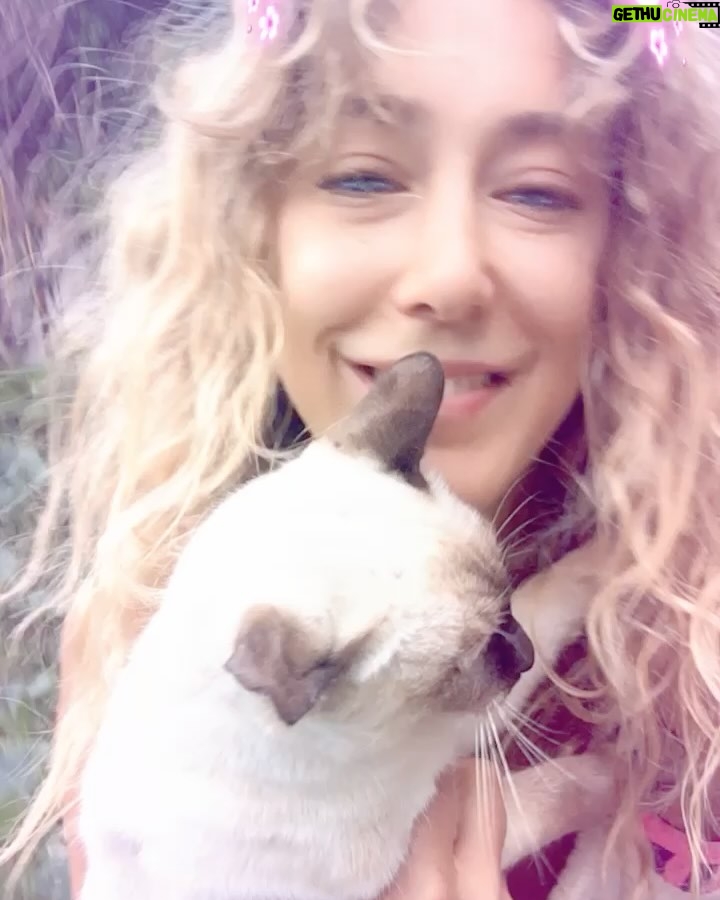 Ana Pauls - 16.8K Likes - Feliz cumple, Mamirta!
Me encanta celebrar tu cumpleaños. Y vannnnn
Reina indiscutida de la comedia, modelo de mujer que se hizo de ajoba, independiente, girl boss, libre, profunda, sabia. Todo lo que no soy. Todavía tengo mucho que aprender de vos así que te tocará cumplir muchos años más. Spoiler alert: puede que no aprenda nunca.
Te amo, te admiro, te celebro y te honro.
Gracias por ser mamushka 💗