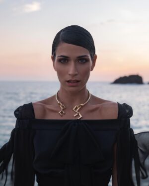 Ana Varela Instagram - Perdidos na poderosa ilha da Madeira, deixámo-nos envolver pelo lado sombra e só a falta do piano nos lembra que não estamos num filme da Jane Campion. 

Em jeito de #tbt volto hoje a esta produção da @edit__magazine__revista__edit . Um trabalho lindo, assinado pela minha amiga do coração @_mariavasconcelos , onde conheci os maravilhosos @sergio.onze e @tomperdigao .

Estas são as minhas fotografias preferidas. Qual escolhem? 1, 2, 3, 4 ou 5? 🖤

Key-words: #shadow #drama #acting #deeper #soul #power and #nature