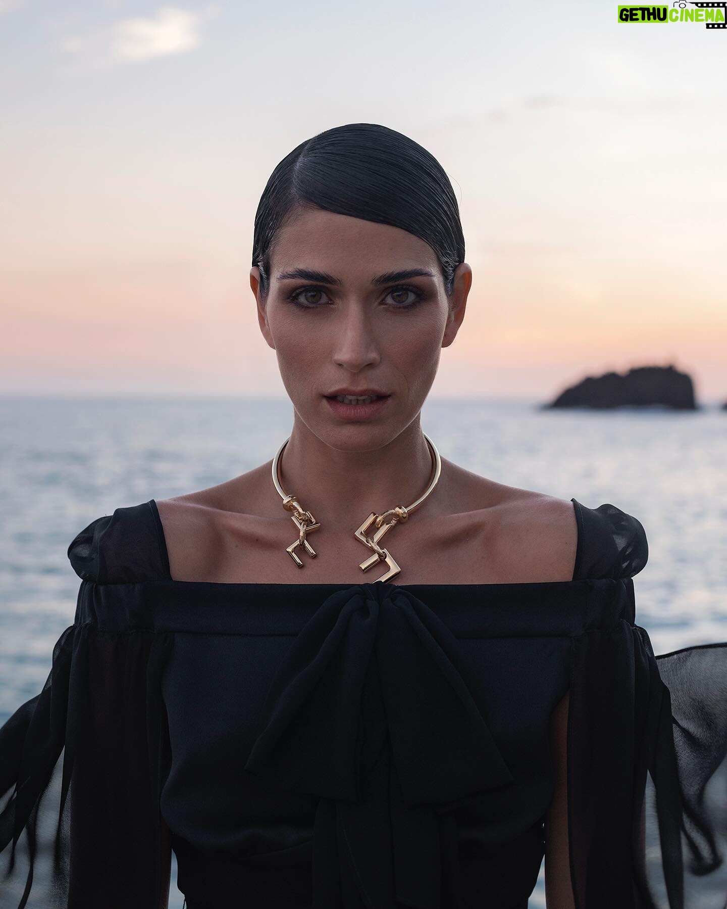 Ana Varela - 3.5K Likes - Perdidos na poderosa ilha da Madeira, deixámo-nos envolver pelo lado sombra e só a falta do piano nos lembra que não estamos num filme da Jane Campion.
Em jeito de #tbt volto hoje a esta produção da @edit__magazine__revista__edit . Um trabalho lindo, assinado pela minha amiga do coração @_mariavasconcelos , onde conheci os maravilhosos @sergio.onze e @tomperdigao .
Estas são as minhas fotografias preferidas. Qual escolhem? 1, 2, 3, 4 ou 5? 🖤
Key-words: #shadow #drama #acting #deeper #soul #power and #nature