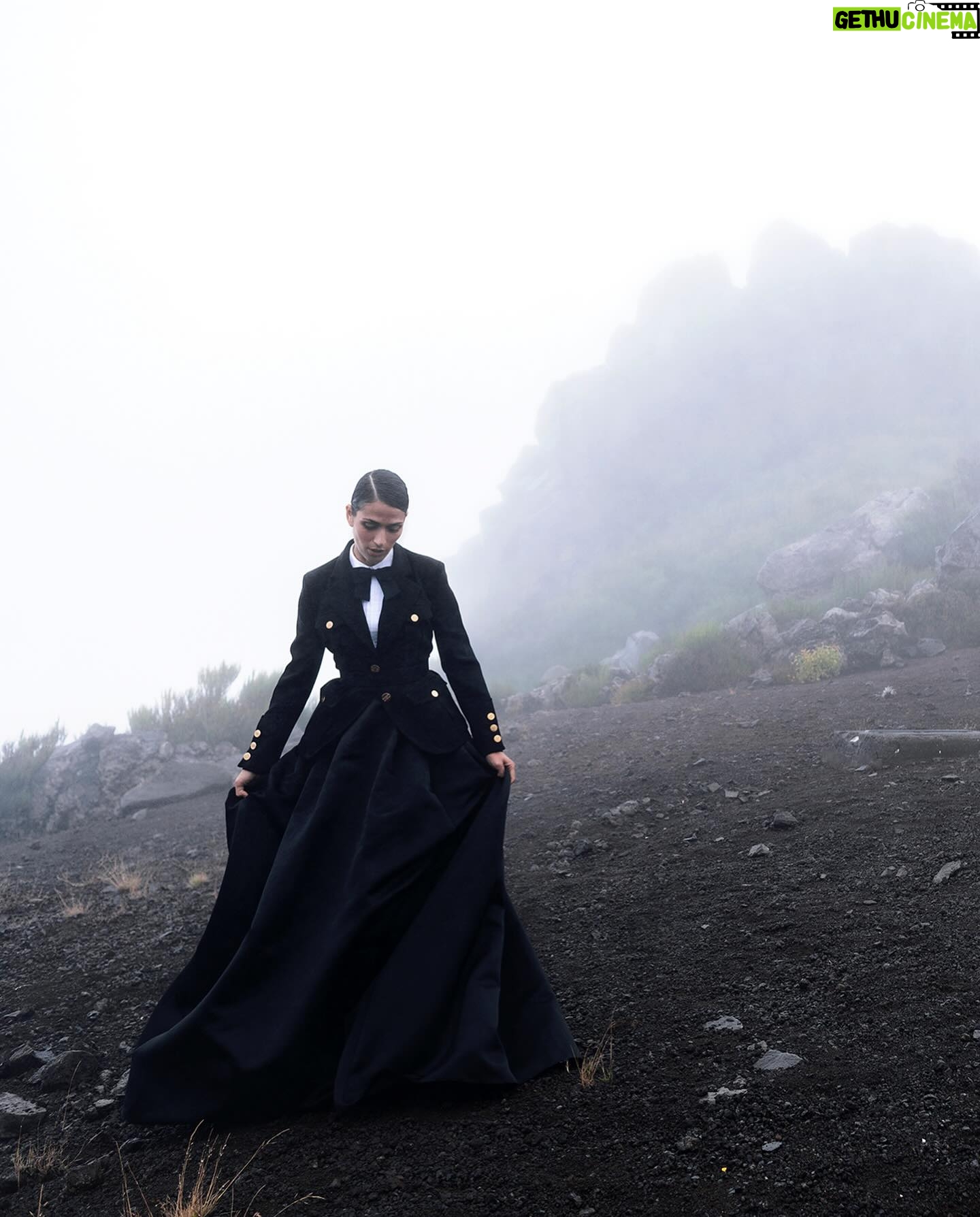Ana Varela - 3.5K Likes - Perdidos na poderosa ilha da Madeira, deixámo-nos envolver pelo lado sombra e só a falta do piano nos lembra que não estamos num filme da Jane Campion.
Em jeito de #tbt volto hoje a esta produção da @edit__magazine__revista__edit . Um trabalho lindo, assinado pela minha amiga do coração @_mariavasconcelos , onde conheci os maravilhosos @sergio.onze e @tomperdigao .
Estas são as minhas fotografias preferidas. Qual escolhem? 1, 2, 3, 4 ou 5? 🖤
Key-words: #shadow #drama #acting #deeper #soul #power and #nature