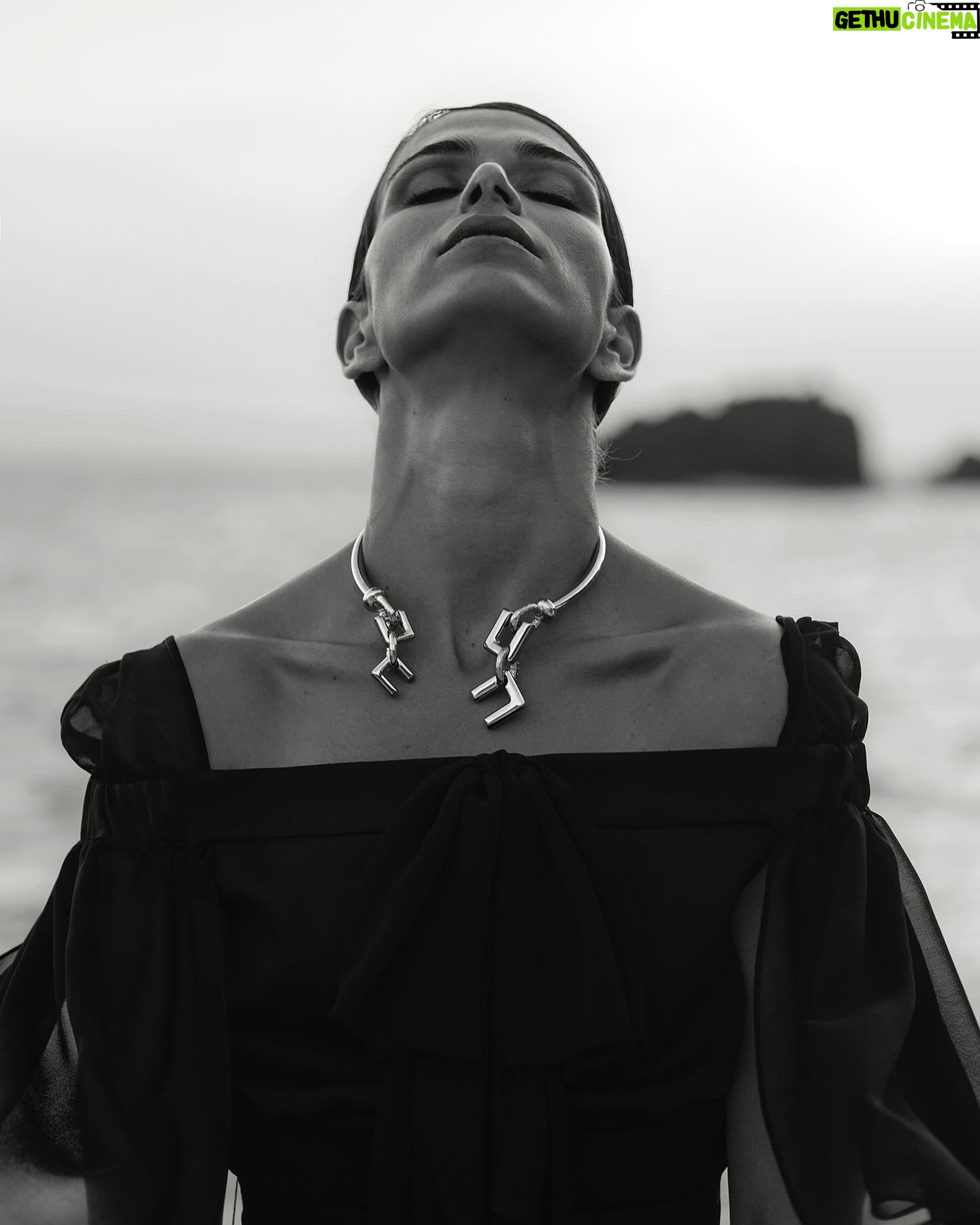 Ana Varela - 3.5K Likes - Perdidos na poderosa ilha da Madeira, deixámo-nos envolver pelo lado sombra e só a falta do piano nos lembra que não estamos num filme da Jane Campion.
Em jeito de #tbt volto hoje a esta produção da @edit__magazine__revista__edit . Um trabalho lindo, assinado pela minha amiga do coração @_mariavasconcelos , onde conheci os maravilhosos @sergio.onze e @tomperdigao .
Estas são as minhas fotografias preferidas. Qual escolhem? 1, 2, 3, 4 ou 5? 🖤
Key-words: #shadow #drama #acting #deeper #soul #power and #nature