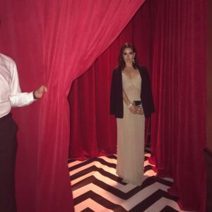Ana de la Reguera Instagram - Fue uno de los mejores días como actriz. Eran las ultimas semanas del rodaje de #twinpeaks y por lo general a esas alturas la gente ya esta cansada y da por sentado muchas cosas, nunca había estado en un set donde todos apreciaban cada momento de poder estar cerca de su director y el amor con el que el se dirigía a todos. Fue hermoso. Me moría de la pena de pedirle una foto, pero sabía que era algo irrepetible. RIP ❤️ #davidlynch