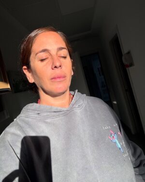 Anabel Pantoja Instagram - Enero ya pasó 💪🏽 Seguimos 🙏🏼 
GRACIAS a todos los que estuvisteis en esas salas con nosotros, acompañándonos, dándonos un abrazo, o matando el tiempo … ( allí hicimos la familia aún más grande) 
Vuestras comidas y cenas, Tella, Carmen, Titos, Ani, Leti… que nos supieron a gloria bendita 💔
Mamá, Fernando, suegros, gracias por ese equipazo y ese apoyo infinito 🙏🏼
Al equipo de la UMI, y la tercera y cuarta planta por su amor, respeto y cariño ( jamás os olvidaré).
Al equipo de Limpieza, Mantenimiento por su maravilloso corazón al verme durmiendo en los sofás ( sois únicos)
A los Papis de los peques, allí me ayudasteis a levantarme, a saber ser Madre y luchar, gracias por vuestras charlas y palabras de ánimos, ante vuestra situación, sois unos campeones, ojalá volvernos a ver todos en la playa, o en el parque con nuestros HÉROES 👼🏻💪🏽