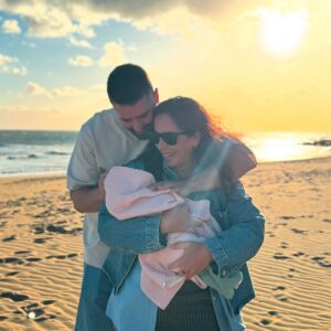 Anabel Pantoja Instagram - No es la mejor foto, pero sí lo que visualicé estos 18 días en mi cabeza para sostenerme cada día.

Acabamos de llegar a casa 🏠 con nuestra pequeña, solo queríamos de verdad de corazón AGRADECER ❤️ todo lo que hemos sentido, de vuestra parte hacia ella.
Vuestros rezos 🙏🏼, preocupación y cariño 🫂 
Ella lo sabrá cuando sea mayor, ha sido impresionante todo lo que hemos vivido con 50 días.

La vida te golpea con algo tan duro que tristemente te das cuenta de las jilipolleces por las que perdemos el tiempo o no vivimos, cuando lo único que importa es tener SALUD Y VIVIR.
Si me permitís un consejo, vivir, disfrutar de los vuestros, daros abrazos, besos y deciros Te Quiero! 🙏🏼❤️‍🩹

Agradecer a los Medios de Comunicación, programas, compañeros, amigos y No amigos por tratar el tema con tantísimo respeto absoluto por nuestra bebé.

Ahora nos toca volver a vivir, porque hace 18 días volvimos a nacer los 3 🙏🏼❤️‍🩹.
GRACIAS INFINITAS A NUESTRA FAMILIA, y AMIGOS que no nos dejaron ni un solo día de apoyar ( no tendremos VIDA para pagaros todo lo que hicieron) 
CANARIAS-SEVILLA-MADRID-CÓRDOBA PARA SIEMPRE 💔🙏🏼🥹
Anabel, David y Alma 💛