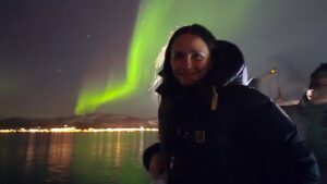Andrea Aristegui Instagram - El sueño que tenía de hace mucho tiempo de observar auroras boreales no se compara a la experiencia sobrecogedora que viví hoy bajo el cielo de Tromsø. Una vez más me siento una agradecida de la vida y recibo esta noche como una nueva señal de fortuna y buenas energías. Un abrazo desde el polo norte y nos vemos pronto! 💚💚💚