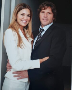 Andrea Frigerio Instagram - Un nuevo 14 de Febrero ♥️♥️♥️♥️ con @lucasbocchino , mi gran amor desde hace 33 años. 
La primera foto es la tapa de la Revista Caras de 1993. Cuando pusieron ese título los llame a @hectormaugeri y a @lilycastano ,Directores de la Revista ,enojadísima !!! Como van a poner una cosa así!!!! Recién nos conocemos!🤣🤣🤣🤣🤣🤣🤣 
Nos casamos dos veces, hicimos una gran familia y somos inmensamente felices.
Recomiendo estar enamorada♥️

♥️♥️♥️♥️♥️♥️
#sanvalentin