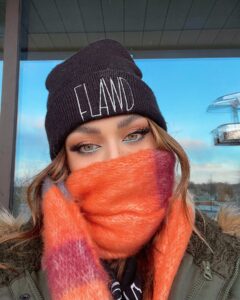 Actress Andrea Russett HD Photos and Wallpapers January 2025