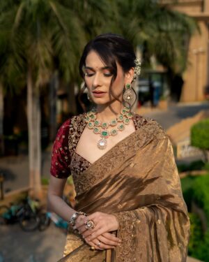 Aneri Vajani Instagram - Accepting Ristas😌!!! Anyone?😅
 
 
 
 
Styled by : @priyavajani 
Makeup : @saakshimua 
Hair : @zohraabbas_hair 
Saree :- @richaahluwaliaofficial 
@thegoodshowindia 
Jewllery:- @sonisapphire 
📸 : @onemoreframee 
 
 
 
 
#anerivajani #schoolfriendswedding #sareelove #weddingphotography #weddingseason #meripatanahikabhogi #gratitude #love #faith