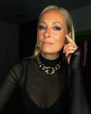 Angela Finger-Erben Instagram - Tag 8 🖤 It was a blast! Danke für eure lieben Nachrichten #style by @annika.stylist und @miss.mulo #thanx #rtl #ibes #team #diestundedanach @ichbineinstar.rtl