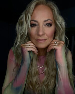 Angela Finger-Erben Instagram - Tag 11 💜 Ich hab die Haare schön! #ibes #dschungel #diestundedanach #dsd #style by @marcel_joel_makeupartist @annika.stylist #team #best