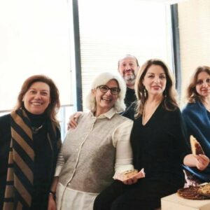 Angela Gerekou Instagram - Από την κοπή της πίτας σήμερα στο γραφείο μου, στον ΕΟΤ, μαζί με τους συνεργάτες μου.
Καλή , γεμάτη υγεία, δημιουργία και επιτυχίες χρόνια σε  όλους ! 🎉2025
Μια νέα χρονιά με  αέρα ανανέωσης, γεμάτη προκλήσεις που θα μας ωθήσουν να ξεπεράσουμε τα όριά μας και να ανακαλύψουμε νέες δυνατότητες.
 Μια ευκαιρία για αλλαγές, τόσο εξωτερικές όσο και εσωτερικές, που θα μας επιτρέψουν να εξελιχθούμε και να χτίσουμε μια πιο δυνατή και γεμάτη νόημα καθημερινότητα. 
 Ας αγκαλιάσουμε λοιπόν τη νέα αυτή χρονιά με αισιοδοξία και αποφασιστικότητα, δίνοντας τον καλύτερο εαυτό μας σε κάθε νέα αρχή!🙏 

#2025 #newyear #AngelaGerekou #gnto #president #ΕΟΤ
