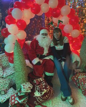 Angela Rayner Instagram - Grotto Fabulous! 💅 🎄 

#christmas #santa #grotto