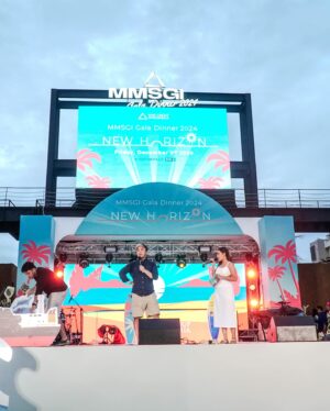 Angie Ang Instagram - Sharing these laughters while on a professional stage with @mmsgroupindonesia 😍
And i’ve found the hidden talent and such a wonderful experience working with @adrimartowardojo 😌
Such a pleasure for #jobmcangie to be on that stage 😍🫵🏼