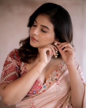 Anjali Instagram - 🌷

Styling @manogna_gollapudi
Saree @shashagabaofficial
Earrings @petalsbyswathi
Makeup @makeupbyradhikadave
Hairstyle @crafted_hair_by_her
Photographer @parvathamsuhasphotography
Team @meghanasrinivas_
@laavanyahh__ 

#saree #love #elegance #purejoy #sunshine #mood #lifeisbeautiful #happy #weekend