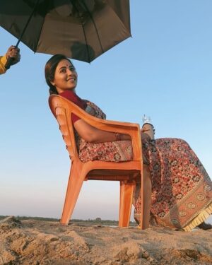 Anjali Instagram - #parvathy as a role in gamechanger is very dear to my heart, a Courageous role that chiseled me everyday. She fights for the Righteous, an innocent soul who believes in questioning the system. Now the time has come for me to travel ahead with dear memories and thoughts of Parvathy ❤️🧿 

#parvathy #gamechanger #gratitude #bts #shootingdiaries #reellife #happy #sunday