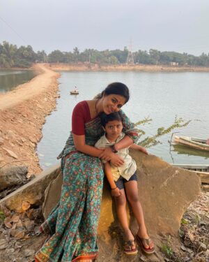 Anjali Instagram - #parvathy as a role in gamechanger is very dear to my heart, a Courageous role that chiseled me everyday. She fights for the Righteous, an innocent soul who believes in questioning the system. Now the time has come for me to travel ahead with dear memories and thoughts of Parvathy ❤️🧿 

#parvathy #gamechanger #gratitude #bts #shootingdiaries #reellife #happy #sunday