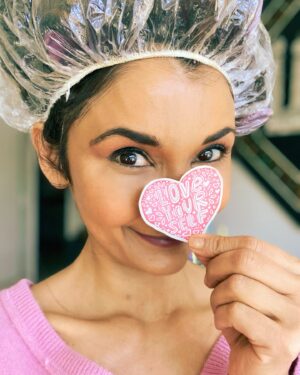 Anjali Bhimani Instagram - Holiday or not, whatever the time of year, it’s never a bad time to be your own valentine. 💘 

#loveyourself #selflovejourney #iamfunsize #selfcarejourney #
