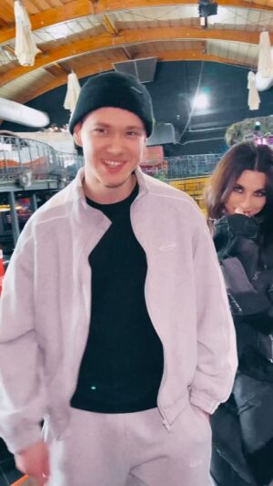 Anna Pletnyova Instagram - Коротко о том, как я «люблю» снимать рекламу даже для своих концертов 🤣🤣🤣🤣
Жду вас 8 марта в @gipsy_huipsy 
Артем @temnee_t обещал к этому времени выучить все слова.. вот вместе и посмотрим 😈
