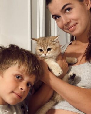 Anna Sedokova Instagram - Можете меня поздравить я официально стала бабушкой. Теперь у моей дочки @alinabelkevia есть дочка и это первый кот в нашей семье. Добро пожаловать Bean (все еще никак не смирюсь с этим именем , но я демократичная Ма и принимаю решения своих детей ) Diva (да это второе имя которое я ей все же дала ) в семью. Я всегда мечтала о коте , но иногда мечты суждено осуществить нашим детям 🤍