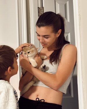 Anna Sedokova Instagram - Можете меня поздравить я официально стала бабушкой. Теперь у моей дочки @alinabelkevia есть дочка и это первый кот в нашей семье. Добро пожаловать Bean (все еще никак не смирюсь с этим именем , но я демократичная Ма и принимаю решения своих детей ) Diva (да это второе имя которое я ей все же дала ) в семью. Я всегда мечтала о коте , но иногда мечты суждено осуществить нашим детям 🤍