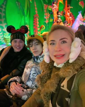 Anna Semenovich Instagram - Наконец-то сбылась еще одна мечта моего детства — я побывала в Диснейленде! 😍

Это настоящий волшебный мир, расположенный недалеко от Парижа😊

Наш день был полон ярких впечатлений: мы катались на захватывающих аттракционах, посетили комнату страха и вновь ощутили себя детьми, забыв о времени!😜

Если планируете поездку в Париж, не упустите шанс заглянуть в этот фантастический парк с детьми — эмоции и радость вам гарантированы!🩷

С Днем влюбленных! 💖 #диснейленд