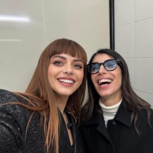 Annalisa Scarrone Instagram - fateci sapere se siete pronti per stasera😱🤟🏽🌹
@naliannalisa