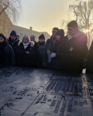 Anne Hidalgo Instagram - Il y a 80 ans, le camp de concentration et centre de mise à mort nazi d’Auschwitz-Birkenau était libéré.

Comme chaque année, j’y suis aux côtés d’une délégation d’élus parisiens pour honorer la mémoire et le souvenir des victimes de la barbarie nazie. Près de 1,1 million de personnes innocentes y ont été tué parce que juives, tziganes, homosexuelles, prisonniers de guerre ou opposants politiques.

N’oublions jamais et continuons inlassablement à transmettre la mémoire de la Shoah et le souvenir des victimes.

- @memorialshoahofficiel