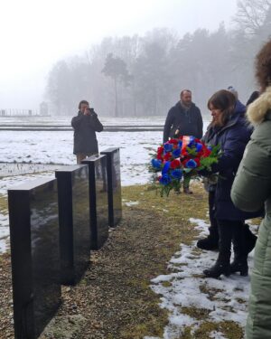 Anne Hidalgo Instagram - Il y a 80 ans, le camp de concentration et centre de mise à mort nazi d’Auschwitz-Birkenau était libéré.

Comme chaque année, j’y suis aux côtés d’une délégation d’élus parisiens pour honorer la mémoire et le souvenir des victimes de la barbarie nazie. Près de 1,1 million de personnes innocentes y ont été tué parce que juives, tziganes, homosexuelles, prisonniers de guerre ou opposants politiques.

N’oublions jamais et continuons inlassablement à transmettre la mémoire de la Shoah et le souvenir des victimes.

- @memorialshoahofficiel
