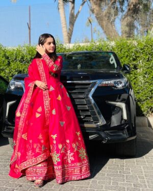 Anoosheh Rania Khan Instagram - ✨❤️

Dress by: @royal_deseo_by_sn 
Khussa by: @khussadarbar 
.
.
.
.
.
.
.
#explore #instagram #eid2023 #festival #gorgeousinpink