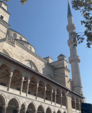Anoushay Abbasi Instagram - - I got to visit two of the most beautiful mosques of Istanbul ‘Hayasofia and The Blue Mosque’ and trust me no words can describe how amazing i felt in there 
thank you so much @goturkiye and @go__istanbul for making such a wonderful trip and giving me the best experience of my life ♥️

P.S: paired @ybq.designstudios and @wearmanto to make my favourite look ✨