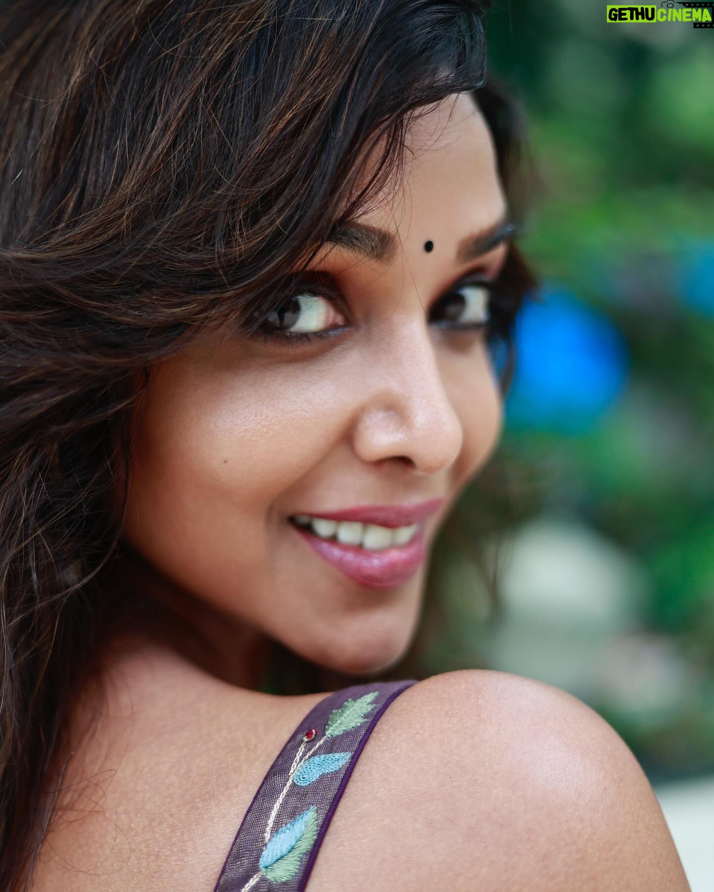 Anupriya Goenka - 29K Likes - Happy 2025 everyone.
May 2025, see us be the best versions of ourselves so far. May it be easy on us and teach us lessons softly. May we feel deep connections and love and support, throughout this year. May we find strength and our voice to speak in matters necessary. May we break our patterns. May we be most ready to learn and grow and mostly always tell people around us that they are special.
May we be kind to ourselves and others and find the sweet balance between striving and surrendering.
So many wishes, but mostly that may this be a more peaceful and happy year worldwide.
1st day of 2025 was lovely. Thanks to @viraj2singh @kashmira_irani @captain_akshat (loved our conversations) @yasminqurash @niharikabhasinkhan21, wonderful Kashmiri food and my wonderful sister.. and ofcrse I finally started swing.
I dint get any pictures.. but I have these memories etched on my mind.
Thank you ❤️❤️❤️
Wearing @_shrutisancheti
Photographer @vishwasgonsalves
#newyear #friends #selfcare #love