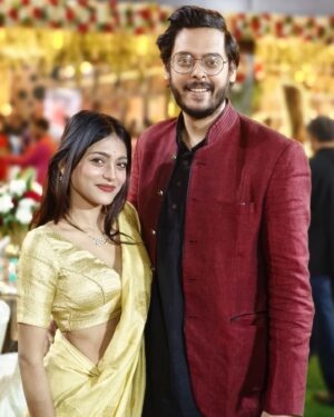 Anusha Viswanathan Instagram - Weddings and all. 💛
.
.
.
#weddingseason #dressedup #love #happiness #golden #mood #sareenotsorry #sareelove #fashion #vintagevibes #aesthetic #travel #lifestyle #instablogger