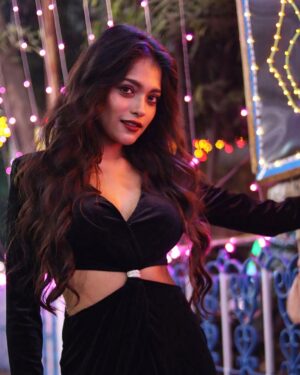 Anusha Viswanathan Instagram - It’s the last week of the year. ✨ 🖤
📸: @kaustavsaikia 🤍
For @calcuttatimes ✨
.
.
#christmas #newyears #blackdress #parkstreet #kolkata #fashion #mood #festive #love #happy #winter #magic #traveller #home #merrychristmas #tisthedamnseason #swiftie #happynewyear #fashionblogger #foodblogger #moodblogger #travelblogger