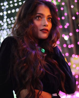 Anusha Viswanathan Instagram - It’s the last week of the year. ✨ 🖤
📸: @kaustavsaikia 🤍
For @calcuttatimes ✨
.
.
#christmas #newyears #blackdress #parkstreet #kolkata #fashion #mood #festive #love #happy #winter #magic #traveller #home #merrychristmas #tisthedamnseason #swiftie #happynewyear #fashionblogger #foodblogger #moodblogger #travelblogger