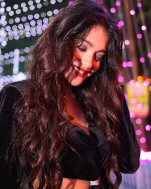 Anusha Viswanathan Instagram - It’s the last week of the year. ✨ 🖤
📸: @kaustavsaikia 🤍
For @calcuttatimes ✨
.
.
#christmas #newyears #blackdress #parkstreet #kolkata #fashion #mood #festive #love #happy #winter #magic #traveller #home #merrychristmas #tisthedamnseason #swiftie #happynewyear #fashionblogger #foodblogger #moodblogger #travelblogger