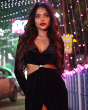 Anusha Viswanathan Instagram - It’s the last week of the year. ✨ 🖤
📸: @kaustavsaikia 🤍
For @calcuttatimes ✨
.
.
#christmas #newyears #blackdress #parkstreet #kolkata #fashion #mood #festive #love #happy #winter #magic #traveller #home #merrychristmas #tisthedamnseason #swiftie #happynewyear #fashionblogger #foodblogger #moodblogger #travelblogger