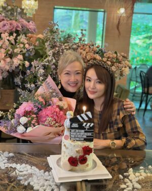 Apple Hong Instagram - 祝我亲爱的慧芳姐 @honghuifang 生日快乐🎂🎉
愿平安喜乐伴随每一天🙏😇 ❤️😘
佳作源源不断来！🎉