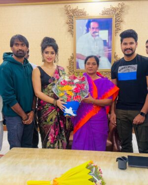Apsara Rani Instagram - Anantapur tirgalani chaala Ishtam 🥰
Racharikam Promotions in Anantpur♥️
.
.
.
#racharikam #cinema #intheatresnow #apsara #apsararani #political #politicaldrama