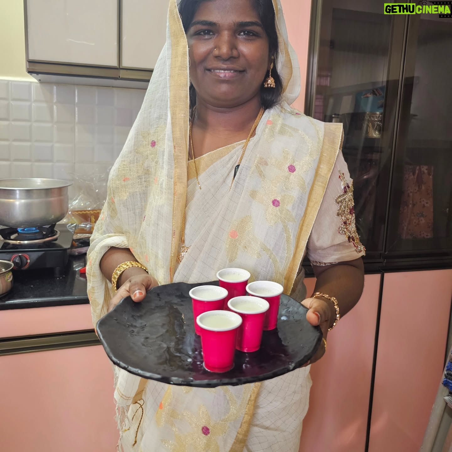 Aranthangi Nisha - 90K Likes - உங்க எல்லாரோட ஆசிர்வாதத்தோட சென்னை வீடு பால் காய்ச்சியாச்சு .வீட்டுக்கு அப்பாவோட பெயர் தான் வச்சிருக்கேன், நான் பொறந்ததுல இருந்து இப்ப வரைக்கும் எனக்கு சென்னையில் சொந்தக்காரங்கன்னு யாரு கிடையாது, சின்ன வயசுல ஒரு தடவை தான் அப்பா என்ன சென்னைக்கு கூட்டிட்டு வந்தாங்க, அதுக்கப்புறம் நான் எப்ப சென்னைனு சொன்னாலும் இந்த கூட்டிட்டு போறேன் மா கூட்டிட்டு போறேன்னு என்னை எப்பவும் ஏமாத்திட்டே இருப்பாங்க, திரும்ப நான் சென்னையில பயணிக்கிறதுக்கு காரணம் என்னுடைய அப்பா,அதுக்கு அப்புறம் என்னுடைய தமிழ்,ஆறு மாசமா சென்னையில வீடு தேடுன போ ஆர்டிஸ்ட் வீடு தர மாட்டேன், முஸ்லிம்க்கு வீடு தர மாட்டேன் இப்படி எத்தனையோ விமர்சனங்களை சந்தித்ததுக்கு அப்புறம் குடும்பமா சேர்ந்து சென்னையில் ஒரு வீடு வாங்கிறலாம்னு முடிவு எடுத்து இப்போ வீடு வாங்கியாச்சு,எப்பவுமே எல்லாரும் முன்னாடியும் நம்ம ஜெயிக்கிறதை விட நம்ம எங்க தோக்குறமோ அங்கதாங்க ஜெயிக்கணும், என்னோட வெற்றிக்கு எப்பவுமே என்னுடைய குடும்பமும் என்னுடைய நண்பர்களும் என்னுடைய ரசிகர்களும் என்னுடைய தமிழும் தான் காரணம், எல்லாருக்குமே ரொம்ப நன்றி என்னுடைய வளர்ச்சியை உங்களுடைய வளர்ச்சியா பாக்குறதுக்கும்,என்னை எப்பவுமே உங்களில் ஒருத்தியா பார்க்கிறதுக்கு ரொம்ப ரொம்ப நன்றி, Adei behindwoods, galata, apram ella social media ku onnu sollanum, na vangunatha bangala ella single bedroom veedu daaaaaaa........ எல்லாத்தையும் விட பெரிய நன்றி இறைவனுக்கும் எனக்கு அதிக வாய்ப்பு கொடுத்த விஜய் டிவிக்கு மட்டும்தான்,நன்றி மக்களே......@vijaytelevision @behindwoodsofficial @galattadotcom
