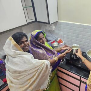 Aranthangi Nisha Instagram - உங்க எல்லாரோட ஆசிர்வாதத்தோட சென்னை வீடு பால்  காய்ச்சியாச்சு .வீட்டுக்கு அப்பாவோட பெயர் தான் வச்சிருக்கேன், நான் பொறந்ததுல இருந்து இப்ப வரைக்கும் எனக்கு சென்னையில் சொந்தக்காரங்கன்னு யாரு கிடையாது, சின்ன வயசுல ஒரு தடவை தான் அப்பா என்ன சென்னைக்கு கூட்டிட்டு வந்தாங்க, அதுக்கப்புறம் நான் எப்ப சென்னைனு சொன்னாலும் இந்த கூட்டிட்டு போறேன் மா கூட்டிட்டு போறேன்னு என்னை எப்பவும் ஏமாத்திட்டே இருப்பாங்க, திரும்ப நான் சென்னையில பயணிக்கிறதுக்கு காரணம் என்னுடைய அப்பா,அதுக்கு அப்புறம் என்னுடைய தமிழ்,ஆறு மாசமா சென்னையில வீடு தேடுன போ ஆர்டிஸ்ட் வீடு  தர மாட்டேன், முஸ்லிம்க்கு வீடு தர மாட்டேன் இப்படி எத்தனையோ விமர்சனங்களை சந்தித்ததுக்கு அப்புறம் குடும்பமா சேர்ந்து சென்னையில் ஒரு வீடு வாங்கிறலாம்னு முடிவு எடுத்து இப்போ வீடு வாங்கியாச்சு,எப்பவுமே எல்லாரும் முன்னாடியும் நம்ம ஜெயிக்கிறதை விட நம்ம எங்க தோக்குறமோ  அங்கதாங்க ஜெயிக்கணும், என்னோட வெற்றிக்கு எப்பவுமே என்னுடைய குடும்பமும் என்னுடைய நண்பர்களும் என்னுடைய ரசிகர்களும் என்னுடைய தமிழும்  தான் காரணம், எல்லாருக்குமே ரொம்ப நன்றி என்னுடைய வளர்ச்சியை உங்களுடைய வளர்ச்சியா பாக்குறதுக்கும்,என்னை எப்பவுமே உங்களில் ஒருத்தியா பார்க்கிறதுக்கு ரொம்ப ரொம்ப நன்றி, Adei behindwoods, galata, apram ella social media ku onnu sollanum, na vangunatha bangala ella single bedroom veedu daaaaaaa........ எல்லாத்தையும் விட பெரிய நன்றி இறைவனுக்கும் எனக்கு அதிக வாய்ப்பு கொடுத்த விஜய் டிவிக்கு மட்டும்தான்,நன்றி மக்களே......@vijaytelevision @behindwoodsofficial @galattadotcom