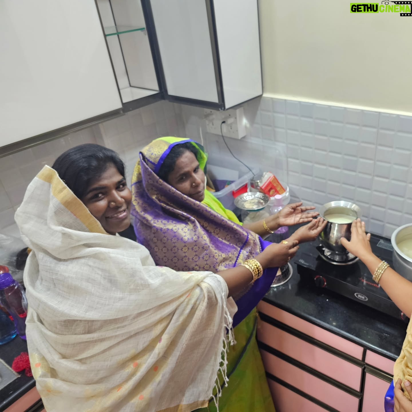Aranthangi Nisha - 90K Likes - உங்க எல்லாரோட ஆசிர்வாதத்தோட சென்னை வீடு பால் காய்ச்சியாச்சு .வீட்டுக்கு அப்பாவோட பெயர் தான் வச்சிருக்கேன், நான் பொறந்ததுல இருந்து இப்ப வரைக்கும் எனக்கு சென்னையில் சொந்தக்காரங்கன்னு யாரு கிடையாது, சின்ன வயசுல ஒரு தடவை தான் அப்பா என்ன சென்னைக்கு கூட்டிட்டு வந்தாங்க, அதுக்கப்புறம் நான் எப்ப சென்னைனு சொன்னாலும் இந்த கூட்டிட்டு போறேன் மா கூட்டிட்டு போறேன்னு என்னை எப்பவும் ஏமாத்திட்டே இருப்பாங்க, திரும்ப நான் சென்னையில பயணிக்கிறதுக்கு காரணம் என்னுடைய அப்பா,அதுக்கு அப்புறம் என்னுடைய தமிழ்,ஆறு மாசமா சென்னையில வீடு தேடுன போ ஆர்டிஸ்ட் வீடு தர மாட்டேன், முஸ்லிம்க்கு வீடு தர மாட்டேன் இப்படி எத்தனையோ விமர்சனங்களை சந்தித்ததுக்கு அப்புறம் குடும்பமா சேர்ந்து சென்னையில் ஒரு வீடு வாங்கிறலாம்னு முடிவு எடுத்து இப்போ வீடு வாங்கியாச்சு,எப்பவுமே எல்லாரும் முன்னாடியும் நம்ம ஜெயிக்கிறதை விட நம்ம எங்க தோக்குறமோ அங்கதாங்க ஜெயிக்கணும், என்னோட வெற்றிக்கு எப்பவுமே என்னுடைய குடும்பமும் என்னுடைய நண்பர்களும் என்னுடைய ரசிகர்களும் என்னுடைய தமிழும் தான் காரணம், எல்லாருக்குமே ரொம்ப நன்றி என்னுடைய வளர்ச்சியை உங்களுடைய வளர்ச்சியா பாக்குறதுக்கும்,என்னை எப்பவுமே உங்களில் ஒருத்தியா பார்க்கிறதுக்கு ரொம்ப ரொம்ப நன்றி, Adei behindwoods, galata, apram ella social media ku onnu sollanum, na vangunatha bangala ella single bedroom veedu daaaaaaa........ எல்லாத்தையும் விட பெரிய நன்றி இறைவனுக்கும் எனக்கு அதிக வாய்ப்பு கொடுத்த விஜய் டிவிக்கு மட்டும்தான்,நன்றி மக்களே......@vijaytelevision @behindwoodsofficial @galattadotcom