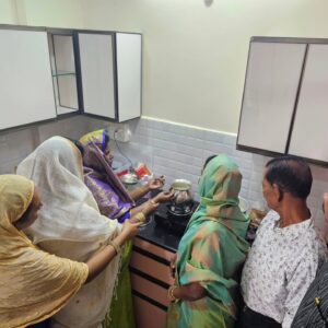 Aranthangi Nisha Instagram - உங்க எல்லாரோட ஆசிர்வாதத்தோட சென்னை வீடு பால்  காய்ச்சியாச்சு .வீட்டுக்கு அப்பாவோட பெயர் தான் வச்சிருக்கேன், நான் பொறந்ததுல இருந்து இப்ப வரைக்கும் எனக்கு சென்னையில் சொந்தக்காரங்கன்னு யாரு கிடையாது, சின்ன வயசுல ஒரு தடவை தான் அப்பா என்ன சென்னைக்கு கூட்டிட்டு வந்தாங்க, அதுக்கப்புறம் நான் எப்ப சென்னைனு சொன்னாலும் இந்த கூட்டிட்டு போறேன் மா கூட்டிட்டு போறேன்னு என்னை எப்பவும் ஏமாத்திட்டே இருப்பாங்க, திரும்ப நான் சென்னையில பயணிக்கிறதுக்கு காரணம் என்னுடைய அப்பா,அதுக்கு அப்புறம் என்னுடைய தமிழ்,ஆறு மாசமா சென்னையில வீடு தேடுன போ ஆர்டிஸ்ட் வீடு  தர மாட்டேன், முஸ்லிம்க்கு வீடு தர மாட்டேன் இப்படி எத்தனையோ விமர்சனங்களை சந்தித்ததுக்கு அப்புறம் குடும்பமா சேர்ந்து சென்னையில் ஒரு வீடு வாங்கிறலாம்னு முடிவு எடுத்து இப்போ வீடு வாங்கியாச்சு,எப்பவுமே எல்லாரும் முன்னாடியும் நம்ம ஜெயிக்கிறதை விட நம்ம எங்க தோக்குறமோ  அங்கதாங்க ஜெயிக்கணும், என்னோட வெற்றிக்கு எப்பவுமே என்னுடைய குடும்பமும் என்னுடைய நண்பர்களும் என்னுடைய ரசிகர்களும் என்னுடைய தமிழும்  தான் காரணம், எல்லாருக்குமே ரொம்ப நன்றி என்னுடைய வளர்ச்சியை உங்களுடைய வளர்ச்சியா பாக்குறதுக்கும்,என்னை எப்பவுமே உங்களில் ஒருத்தியா பார்க்கிறதுக்கு ரொம்ப ரொம்ப நன்றி, Adei behindwoods, galata, apram ella social media ku onnu sollanum, na vangunatha bangala ella single bedroom veedu daaaaaaa........ எல்லாத்தையும் விட பெரிய நன்றி இறைவனுக்கும் எனக்கு அதிக வாய்ப்பு கொடுத்த விஜய் டிவிக்கு மட்டும்தான்,நன்றி மக்களே......@vijaytelevision @behindwoodsofficial @galattadotcom