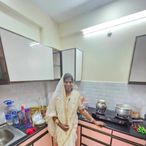 Aranthangi Nisha Instagram - உங்க எல்லாரோட ஆசிர்வாதத்தோட சென்னை வீடு பால்  காய்ச்சியாச்சு .வீட்டுக்கு அப்பாவோட பெயர் தான் வச்சிருக்கேன், நான் பொறந்ததுல இருந்து இப்ப வரைக்கும் எனக்கு சென்னையில் சொந்தக்காரங்கன்னு யாரு கிடையாது, சின்ன வயசுல ஒரு தடவை தான் அப்பா என்ன சென்னைக்கு கூட்டிட்டு வந்தாங்க, அதுக்கப்புறம் நான் எப்ப சென்னைனு சொன்னாலும் இந்த கூட்டிட்டு போறேன் மா கூட்டிட்டு போறேன்னு என்னை எப்பவும் ஏமாத்திட்டே இருப்பாங்க, திரும்ப நான் சென்னையில பயணிக்கிறதுக்கு காரணம் என்னுடைய அப்பா,அதுக்கு அப்புறம் என்னுடைய தமிழ்,ஆறு மாசமா சென்னையில வீடு தேடுன போ ஆர்டிஸ்ட் வீடு  தர மாட்டேன், முஸ்லிம்க்கு வீடு தர மாட்டேன் இப்படி எத்தனையோ விமர்சனங்களை சந்தித்ததுக்கு அப்புறம் குடும்பமா சேர்ந்து சென்னையில் ஒரு வீடு வாங்கிறலாம்னு முடிவு எடுத்து இப்போ வீடு வாங்கியாச்சு,எப்பவுமே எல்லாரும் முன்னாடியும் நம்ம ஜெயிக்கிறதை விட நம்ம எங்க தோக்குறமோ  அங்கதாங்க ஜெயிக்கணும், என்னோட வெற்றிக்கு எப்பவுமே என்னுடைய குடும்பமும் என்னுடைய நண்பர்களும் என்னுடைய ரசிகர்களும் என்னுடைய தமிழும்  தான் காரணம், எல்லாருக்குமே ரொம்ப நன்றி என்னுடைய வளர்ச்சியை உங்களுடைய வளர்ச்சியா பாக்குறதுக்கும்,என்னை எப்பவுமே உங்களில் ஒருத்தியா பார்க்கிறதுக்கு ரொம்ப ரொம்ப நன்றி, Adei behindwoods, galata, apram ella social media ku onnu sollanum, na vangunatha bangala ella single bedroom veedu daaaaaaa........ எல்லாத்தையும் விட பெரிய நன்றி இறைவனுக்கும் எனக்கு அதிக வாய்ப்பு கொடுத்த விஜய் டிவிக்கு மட்டும்தான்,நன்றி மக்களே......@vijaytelevision @behindwoodsofficial @galattadotcom