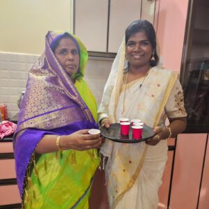 Aranthangi Nisha Instagram - உங்க எல்லாரோட ஆசிர்வாதத்தோட சென்னை வீடு பால்  காய்ச்சியாச்சு .வீட்டுக்கு அப்பாவோட பெயர் தான் வச்சிருக்கேன், நான் பொறந்ததுல இருந்து இப்ப வரைக்கும் எனக்கு சென்னையில் சொந்தக்காரங்கன்னு யாரு கிடையாது, சின்ன வயசுல ஒரு தடவை தான் அப்பா என்ன சென்னைக்கு கூட்டிட்டு வந்தாங்க, அதுக்கப்புறம் நான் எப்ப சென்னைனு சொன்னாலும் இந்த கூட்டிட்டு போறேன் மா கூட்டிட்டு போறேன்னு என்னை எப்பவும் ஏமாத்திட்டே இருப்பாங்க, திரும்ப நான் சென்னையில பயணிக்கிறதுக்கு காரணம் என்னுடைய அப்பா,அதுக்கு அப்புறம் என்னுடைய தமிழ்,ஆறு மாசமா சென்னையில வீடு தேடுன போ ஆர்டிஸ்ட் வீடு  தர மாட்டேன், முஸ்லிம்க்கு வீடு தர மாட்டேன் இப்படி எத்தனையோ விமர்சனங்களை சந்தித்ததுக்கு அப்புறம் குடும்பமா சேர்ந்து சென்னையில் ஒரு வீடு வாங்கிறலாம்னு முடிவு எடுத்து இப்போ வீடு வாங்கியாச்சு,எப்பவுமே எல்லாரும் முன்னாடியும் நம்ம ஜெயிக்கிறதை விட நம்ம எங்க தோக்குறமோ  அங்கதாங்க ஜெயிக்கணும், என்னோட வெற்றிக்கு எப்பவுமே என்னுடைய குடும்பமும் என்னுடைய நண்பர்களும் என்னுடைய ரசிகர்களும் என்னுடைய தமிழும்  தான் காரணம், எல்லாருக்குமே ரொம்ப நன்றி என்னுடைய வளர்ச்சியை உங்களுடைய வளர்ச்சியா பாக்குறதுக்கும்,என்னை எப்பவுமே உங்களில் ஒருத்தியா பார்க்கிறதுக்கு ரொம்ப ரொம்ப நன்றி, Adei behindwoods, galata, apram ella social media ku onnu sollanum, na vangunatha bangala ella single bedroom veedu daaaaaaa........ எல்லாத்தையும் விட பெரிய நன்றி இறைவனுக்கும் எனக்கு அதிக வாய்ப்பு கொடுத்த விஜய் டிவிக்கு மட்டும்தான்,நன்றி மக்களே......@vijaytelevision @behindwoodsofficial @galattadotcom