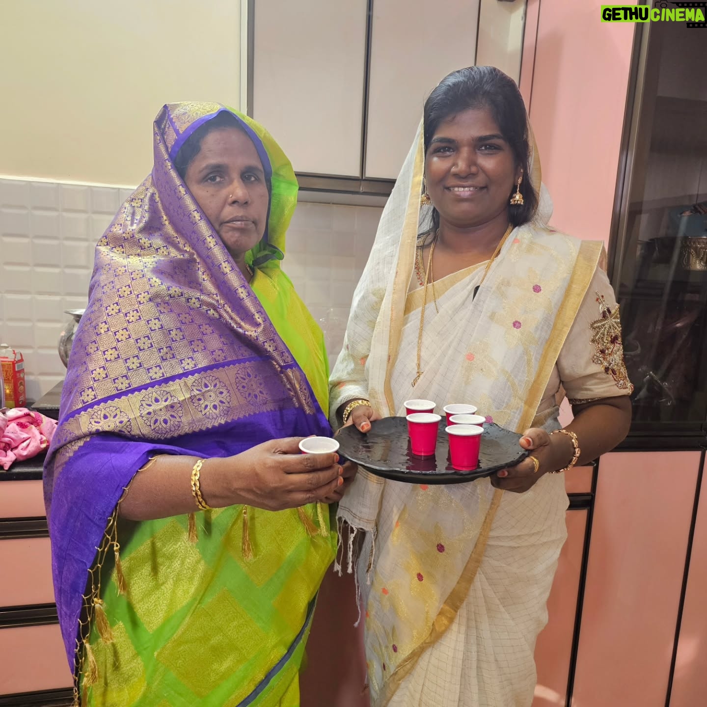 Aranthangi Nisha - 90K Likes - உங்க எல்லாரோட ஆசிர்வாதத்தோட சென்னை வீடு பால் காய்ச்சியாச்சு .வீட்டுக்கு அப்பாவோட பெயர் தான் வச்சிருக்கேன், நான் பொறந்ததுல இருந்து இப்ப வரைக்கும் எனக்கு சென்னையில் சொந்தக்காரங்கன்னு யாரு கிடையாது, சின்ன வயசுல ஒரு தடவை தான் அப்பா என்ன சென்னைக்கு கூட்டிட்டு வந்தாங்க, அதுக்கப்புறம் நான் எப்ப சென்னைனு சொன்னாலும் இந்த கூட்டிட்டு போறேன் மா கூட்டிட்டு போறேன்னு என்னை எப்பவும் ஏமாத்திட்டே இருப்பாங்க, திரும்ப நான் சென்னையில பயணிக்கிறதுக்கு காரணம் என்னுடைய அப்பா,அதுக்கு அப்புறம் என்னுடைய தமிழ்,ஆறு மாசமா சென்னையில வீடு தேடுன போ ஆர்டிஸ்ட் வீடு தர மாட்டேன், முஸ்லிம்க்கு வீடு தர மாட்டேன் இப்படி எத்தனையோ விமர்சனங்களை சந்தித்ததுக்கு அப்புறம் குடும்பமா சேர்ந்து சென்னையில் ஒரு வீடு வாங்கிறலாம்னு முடிவு எடுத்து இப்போ வீடு வாங்கியாச்சு,எப்பவுமே எல்லாரும் முன்னாடியும் நம்ம ஜெயிக்கிறதை விட நம்ம எங்க தோக்குறமோ அங்கதாங்க ஜெயிக்கணும், என்னோட வெற்றிக்கு எப்பவுமே என்னுடைய குடும்பமும் என்னுடைய நண்பர்களும் என்னுடைய ரசிகர்களும் என்னுடைய தமிழும் தான் காரணம், எல்லாருக்குமே ரொம்ப நன்றி என்னுடைய வளர்ச்சியை உங்களுடைய வளர்ச்சியா பாக்குறதுக்கும்,என்னை எப்பவுமே உங்களில் ஒருத்தியா பார்க்கிறதுக்கு ரொம்ப ரொம்ப நன்றி, Adei behindwoods, galata, apram ella social media ku onnu sollanum, na vangunatha bangala ella single bedroom veedu daaaaaaa........ எல்லாத்தையும் விட பெரிய நன்றி இறைவனுக்கும் எனக்கு அதிக வாய்ப்பு கொடுத்த விஜய் டிவிக்கு மட்டும்தான்,நன்றி மக்களே......@vijaytelevision @behindwoodsofficial @galattadotcom