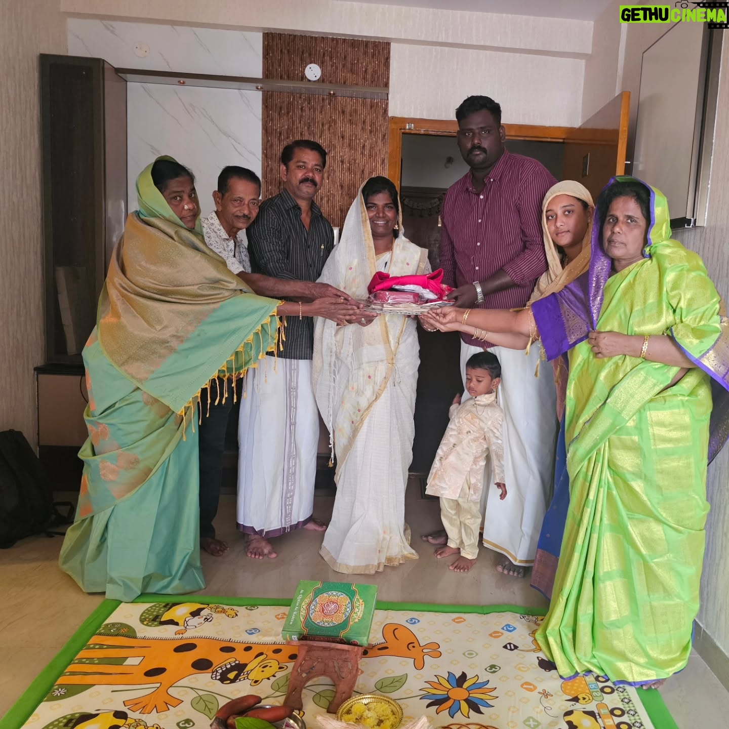 Aranthangi Nisha - 90K Likes - உங்க எல்லாரோட ஆசிர்வாதத்தோட சென்னை வீடு பால் காய்ச்சியாச்சு .வீட்டுக்கு அப்பாவோட பெயர் தான் வச்சிருக்கேன், நான் பொறந்ததுல இருந்து இப்ப வரைக்கும் எனக்கு சென்னையில் சொந்தக்காரங்கன்னு யாரு கிடையாது, சின்ன வயசுல ஒரு தடவை தான் அப்பா என்ன சென்னைக்கு கூட்டிட்டு வந்தாங்க, அதுக்கப்புறம் நான் எப்ப சென்னைனு சொன்னாலும் இந்த கூட்டிட்டு போறேன் மா கூட்டிட்டு போறேன்னு என்னை எப்பவும் ஏமாத்திட்டே இருப்பாங்க, திரும்ப நான் சென்னையில பயணிக்கிறதுக்கு காரணம் என்னுடைய அப்பா,அதுக்கு அப்புறம் என்னுடைய தமிழ்,ஆறு மாசமா சென்னையில வீடு தேடுன போ ஆர்டிஸ்ட் வீடு தர மாட்டேன், முஸ்லிம்க்கு வீடு தர மாட்டேன் இப்படி எத்தனையோ விமர்சனங்களை சந்தித்ததுக்கு அப்புறம் குடும்பமா சேர்ந்து சென்னையில் ஒரு வீடு வாங்கிறலாம்னு முடிவு எடுத்து இப்போ வீடு வாங்கியாச்சு,எப்பவுமே எல்லாரும் முன்னாடியும் நம்ம ஜெயிக்கிறதை விட நம்ம எங்க தோக்குறமோ அங்கதாங்க ஜெயிக்கணும், என்னோட வெற்றிக்கு எப்பவுமே என்னுடைய குடும்பமும் என்னுடைய நண்பர்களும் என்னுடைய ரசிகர்களும் என்னுடைய தமிழும் தான் காரணம், எல்லாருக்குமே ரொம்ப நன்றி என்னுடைய வளர்ச்சியை உங்களுடைய வளர்ச்சியா பாக்குறதுக்கும்,என்னை எப்பவுமே உங்களில் ஒருத்தியா பார்க்கிறதுக்கு ரொம்ப ரொம்ப நன்றி, Adei behindwoods, galata, apram ella social media ku onnu sollanum, na vangunatha bangala ella single bedroom veedu daaaaaaa........ எல்லாத்தையும் விட பெரிய நன்றி இறைவனுக்கும் எனக்கு அதிக வாய்ப்பு கொடுத்த விஜய் டிவிக்கு மட்டும்தான்,நன்றி மக்களே......@vijaytelevision @behindwoodsofficial @galattadotcom