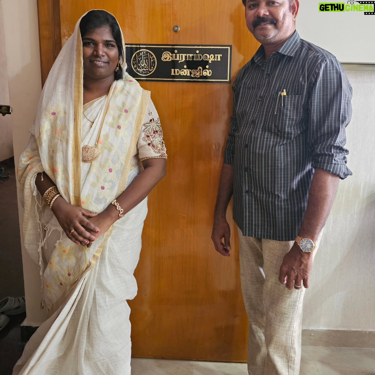 Aranthangi Nisha - 90K Likes - உங்க எல்லாரோட ஆசிர்வாதத்தோட சென்னை வீடு பால் காய்ச்சியாச்சு .வீட்டுக்கு அப்பாவோட பெயர் தான் வச்சிருக்கேன், நான் பொறந்ததுல இருந்து இப்ப வரைக்கும் எனக்கு சென்னையில் சொந்தக்காரங்கன்னு யாரு கிடையாது, சின்ன வயசுல ஒரு தடவை தான் அப்பா என்ன சென்னைக்கு கூட்டிட்டு வந்தாங்க, அதுக்கப்புறம் நான் எப்ப சென்னைனு சொன்னாலும் இந்த கூட்டிட்டு போறேன் மா கூட்டிட்டு போறேன்னு என்னை எப்பவும் ஏமாத்திட்டே இருப்பாங்க, திரும்ப நான் சென்னையில பயணிக்கிறதுக்கு காரணம் என்னுடைய அப்பா,அதுக்கு அப்புறம் என்னுடைய தமிழ்,ஆறு மாசமா சென்னையில வீடு தேடுன போ ஆர்டிஸ்ட் வீடு தர மாட்டேன், முஸ்லிம்க்கு வீடு தர மாட்டேன் இப்படி எத்தனையோ விமர்சனங்களை சந்தித்ததுக்கு அப்புறம் குடும்பமா சேர்ந்து சென்னையில் ஒரு வீடு வாங்கிறலாம்னு முடிவு எடுத்து இப்போ வீடு வாங்கியாச்சு,எப்பவுமே எல்லாரும் முன்னாடியும் நம்ம ஜெயிக்கிறதை விட நம்ம எங்க தோக்குறமோ அங்கதாங்க ஜெயிக்கணும், என்னோட வெற்றிக்கு எப்பவுமே என்னுடைய குடும்பமும் என்னுடைய நண்பர்களும் என்னுடைய ரசிகர்களும் என்னுடைய தமிழும் தான் காரணம், எல்லாருக்குமே ரொம்ப நன்றி என்னுடைய வளர்ச்சியை உங்களுடைய வளர்ச்சியா பாக்குறதுக்கும்,என்னை எப்பவுமே உங்களில் ஒருத்தியா பார்க்கிறதுக்கு ரொம்ப ரொம்ப நன்றி, Adei behindwoods, galata, apram ella social media ku onnu sollanum, na vangunatha bangala ella single bedroom veedu daaaaaaa........ எல்லாத்தையும் விட பெரிய நன்றி இறைவனுக்கும் எனக்கு அதிக வாய்ப்பு கொடுத்த விஜய் டிவிக்கு மட்டும்தான்,நன்றி மக்களே......@vijaytelevision @behindwoodsofficial @galattadotcom