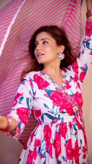 Archana Gupta Instagram - Suits, Beats, and Dancing feet💃 #uyiamma 
.
.
.
{ Traditional Outfit, Fashion, Dance, Music, Expression, For You }
.
.
. 
#archannaguptaa #indianwear #mystyle #grooving #dancewithme #fashionmeetsdance #transitionreels #beatthemusic #dancereels #dancelovers #bollywoodactress #fashionista #joyfulvibes #trendingreels #trendingsongs #fyp #exploremore